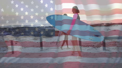 Animation-Der-Flagge-Der-USA-über-Glücklichen,-Unterschiedlichen-Frauen-Mit-Surfbrett-Am-Strand-Im-Sommer