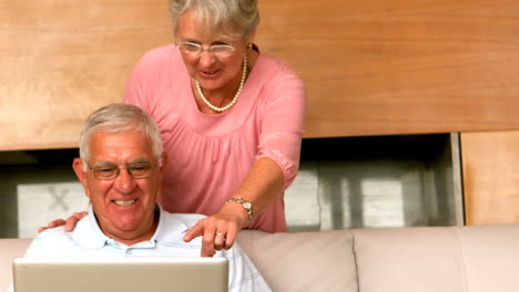 Älterer-Mann-Mit-Laptop-Auf-Der-Couch