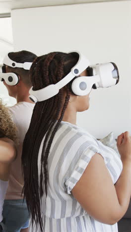 Vertikales-Video:-Eine-Gruppe-Unterschiedlicher-Freunde-Trägt-Virtual-Reality-Headsets