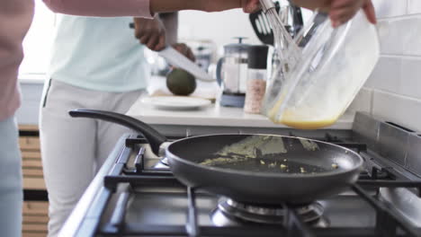 Una-Pareja-Diversa-Está-Preparando-El-Desayuno-Juntos-En-Una-Cocina-Moderna