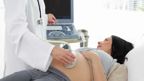 Brünette-Schwangere-Frau-Mit-Einem-Ultraschall