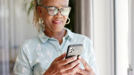 Mujer-Mayor-Afroamericana-Con-Gafas,-Mirando-El-Teléfono-Inteligente