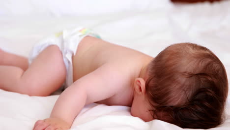 Baby-In-Windeln-Krabbelt-Auf-Dem-Bett