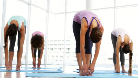 Yoga-Klasse-Aufwärmen-Im-Fitnessstudio