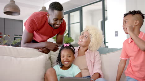 Afroamerikanische-Familie-Genießt-Die-Gemeinsame-Zeit-Zu-Hause