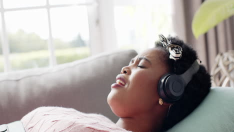 Afroamerikanische-Frau-Genießt-Musik-über-Kopfhörer,-Augen-Geschlossen,-Zu-Hause