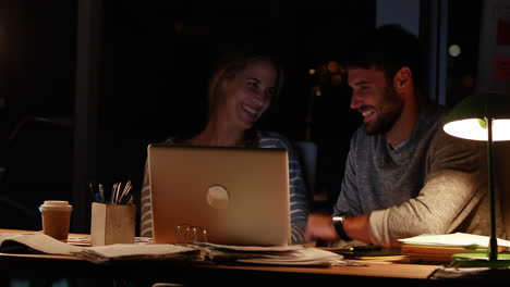 Gelegentliche-Kollegen-Die-Nachts-Einen-Laptop-Benutzen