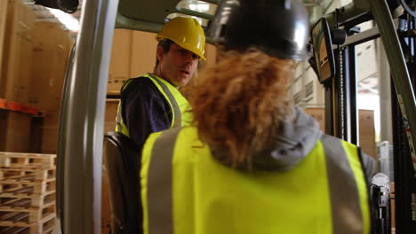 Conductor-De-Montacargas-Interactuando-Con-Un-Trabajador-Del-Almacén