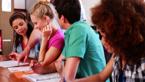 Jóvenes-Estudiantes-Aprendiendo-En-La-Biblioteca-Con-Su-Maestro