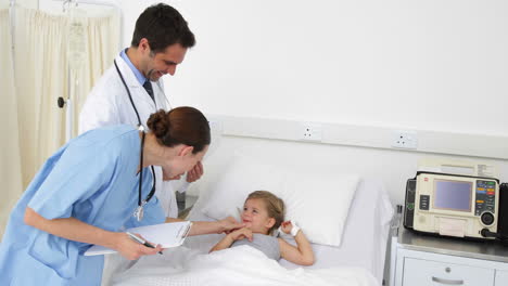 Krankes-Kleines-Mädchen-Liegt-Im-Bett-Und-Spricht-Mit-Krankenschwester-Und-Arzt