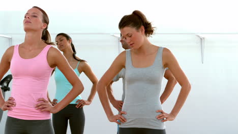 Fitte-Frauen-Machen-Gemeinsam-Yoga-Im-Studio
