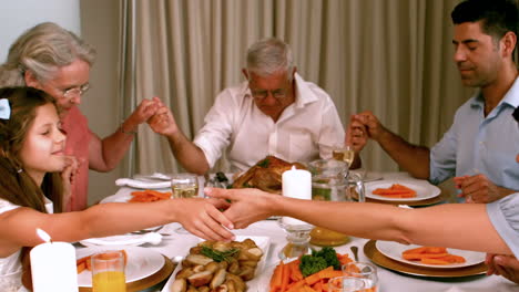 Großfamilie,-Die-Vor-Dem-Abendessen-Gnade-Sagt