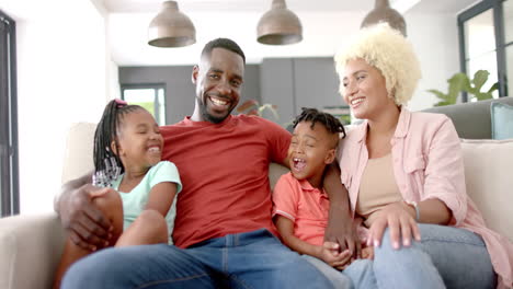 Vielfältige-Afroamerikanische-Familie-Sitzt-Zusammen-Und-Lächelt
