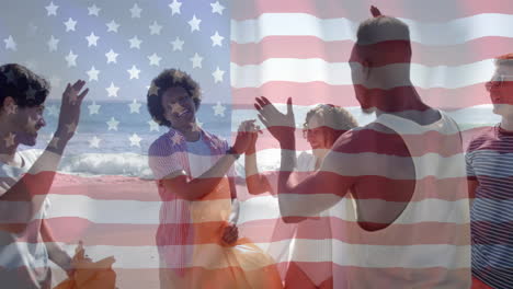 Animation-Der-US-Flagge-über-Verschiedenen-Freunden,-Die-Am-Strand-High-Five-Geben