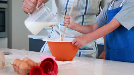 Glücklicher-Vater-Und-Sohn-Backen-Gemeinsam-Einen-Kuchen