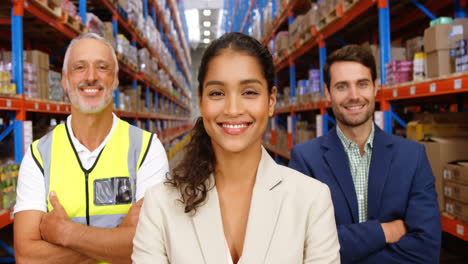 Trabajadores-Del-Almacén-Posando-Para-La-Cámara