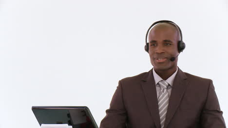 Afroamerikanerin,-Die-Mit-Einem-Headset-Arbeitet