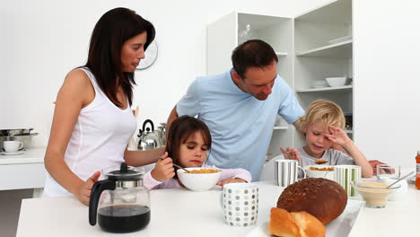 Süße-Familie-Genießt-Zusammen-Frühstück-