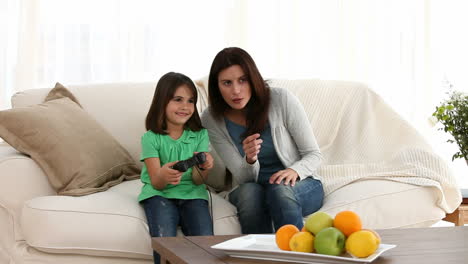 Madre-Alegre-Animando-A-Su-Hija-A-Jugar-Videojuegos