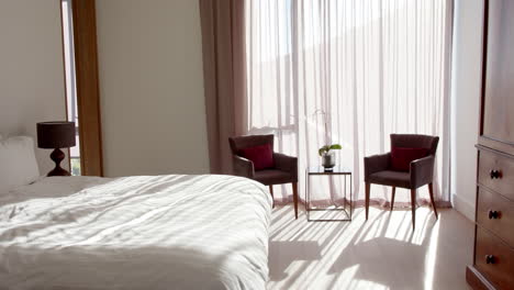 Sonnenlicht-Fällt-Durch-Transparente-Vorhänge-In-Ein-Modernes,-Sauberes-Schlafzimmer-Zu-Hause