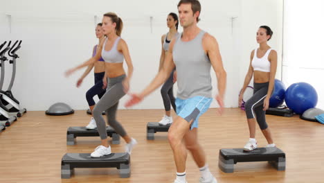 Aerobic-Kurs,-Gemeinsam-Schritt-Machen-Und-Klatschen