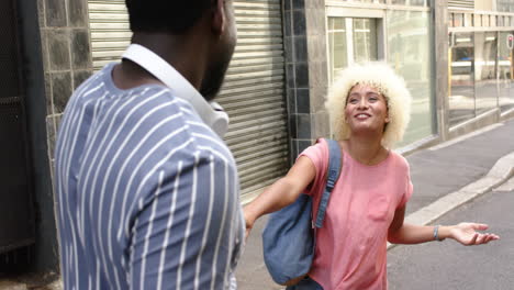 Ein-Heterosexuelles-Paar-Teilt-Einen-Freudigen-Moment-Auf-Einer-Stadtstraße