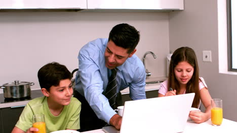 Padre-Usando-La-Computadora-Portátil-Con-Sus-Hijos