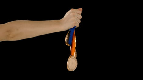 -Manos-Lanzando-Algunas-Medallas-