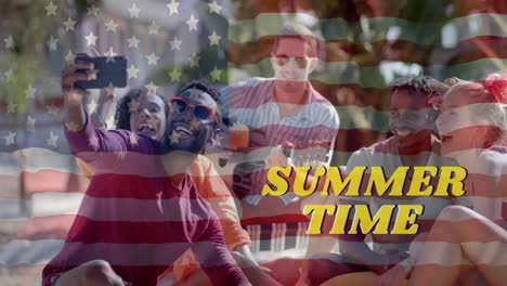 Animation-Eines-Sommertextes-Und-Einer-US-Flagge-über-Fröhlichen,-Unterschiedlichen-Freunden,-Die-Ein-Selfie-Am-Sonnigen-Strand-Machen
