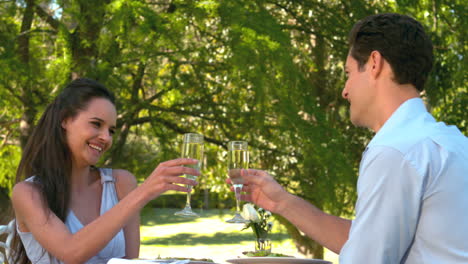 Pareja-Teniendo-Una-Comida-Romántica-Juntos-Afuera