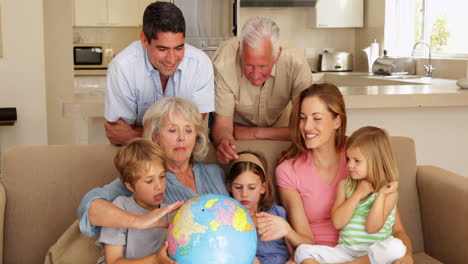 Großfamilie-Schaut-Gemeinsam-Auf-Der-Couch-Den-Globus-An