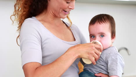 Mutter-Füttert-Ihren-Kleinen-Sohn-Mit-Der-Flasche