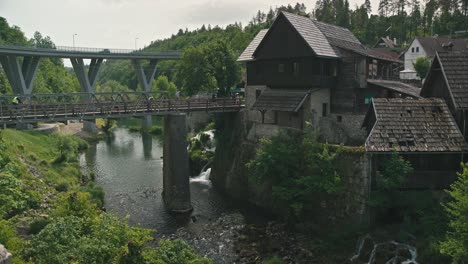 Historische-Gebäude-Aus-Stein-Und-Holz-Mit-Einer-Rustikalen-Brücke-über-Einen-Fließenden-Fluss-In-Rastoke,-Kroatien