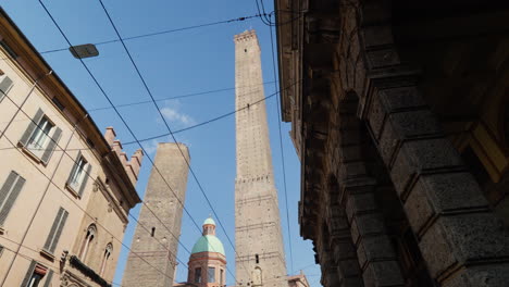 Historische-Türme-Erheben-Sich-Unter-Klarem-Himmel-über-Den-Straßen-Der-Altstadt-Von-Bologna