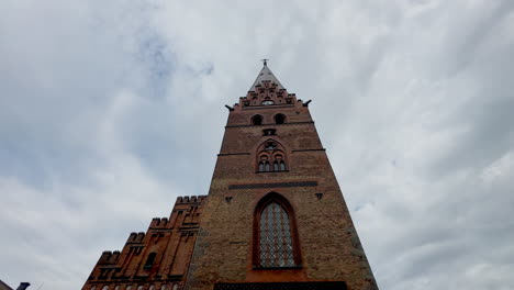 Monumento-Gótico-Con-La-Iglesia-De-Sankt-Petri-En-El-Casco-Antiguo-De-Malmo,-Suecia