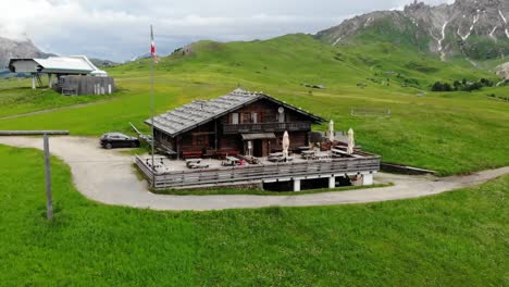 Almhütte-Mit-Skilift-Im-Hintergrund-Gefilmt-Im-Sommer