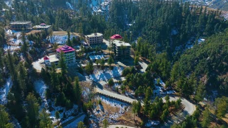 Orbit-Drohnenaufnahmen-Des-Hotels-Auf-Dem-Gipfel-Des-Berges-In-Malam-Jabba-Sawat-Im-Norden-Pakistans