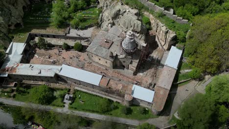 4K-Drohnenaufnahme-Der-Restaurierungsarbeiten-Am-Unesco-Weltkulturerbe-Des-Klosters-Geghard-In-Armenien-In-Der-Nähe-Von-Jerewan