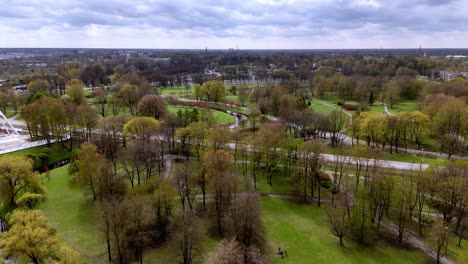 Riga,-Lettland,-Europa-–-Eine-Malerische-Aussicht-Auf-Den-Uzvaras-Park-–-Luftaufnahme-Einer-Drohne