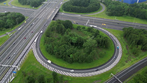 Toma-Aérea-Con-Drones-De-Una-Autopista-En-Amersfoort,-Países-Bajos.