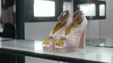 Elegantes-Zapatos-De-Tacón-Rosa-Con-Adornos-Florales-En-Exhibición-En-Una-Tienda