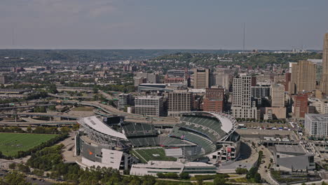 Cincinnati,-Ohio,-Luftaufnahme-Einer-V8-Einstellung,-Drohnenüberflug-über-Den-Fluss,-Der-Das-Paycor-Stadion-Und-Die-Innenstadtansicht-Des-Zentralen-Geschäftsviertels-Bei-Tag-Einfängt-–-Aufgenommen-Mit-Inspire-3-8k-–-September-2023