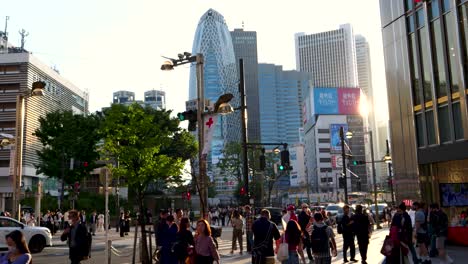 Belebten-Straßen-Von-Shinjuku-Bei-Sonnenuntergang-Mit-Passanten