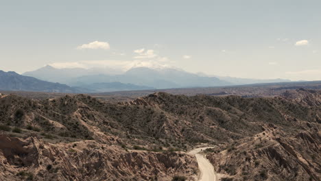 La-Mítica-Ruta-40-Con-Un-Impresionante-Panorama-De-La-Cordillera-De-Los-Andes-En-La-Provincia-De-Salta,-Argentina