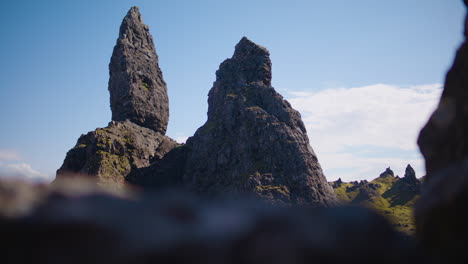 Majestätische-Felsformationen-Am-Old-Man-Of-Storr,-Isle-Of-Skye,-Unter-Einem-Klaren-Blauen-Himmel