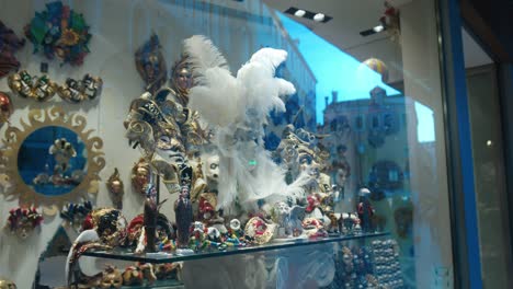 Máscaras-Venecianas-Y-Artículos-Decorativos-Exhibidos-En-Un-Escaparate-En-Venecia,-Italia