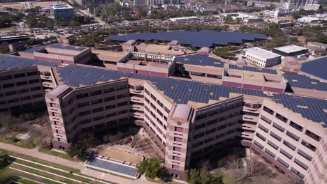 Vista-Aérea-Del-Edificio-Del-Centro-Médico-VA-Cubierto-Con-Paneles-Solares,-Houston,-TX,-EE.UU.