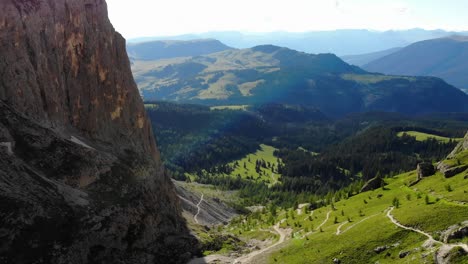 Vuelo-De-Drones-En-El-Paisaje-Montañoso-Del-Tirol-Del-Sur---Italia