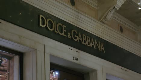 Vista-Cercana-Del-Escaparate-De-Dolce-Y-Gabbana-En-Venecia,-Italia.