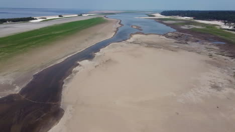 Luftaufnahme-Von-Teilen-Des-Rio-Negro-Und-Seiner-Nebenflüsse,-Die-Von-Einer-Rekorddürre-Betroffen-Sind,-Die-Das-Amazonasgebiet-In-Brasilien-Heimgesucht-Hat